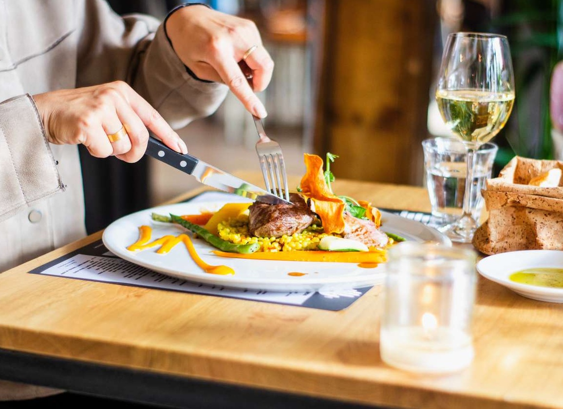 Психолог рассказал, как не растолстеть в отпуске